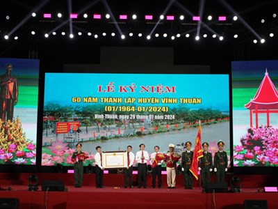 Huyện Vĩnh Thuận đón nhận Huân chương Lao động hạng nhất