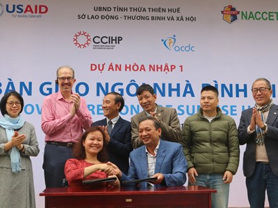 Bàn giao 2 ngôi nhà tạm lánh cho phụ nữ và trẻ em gái khuyết tật ở Huế và Quảng Trị