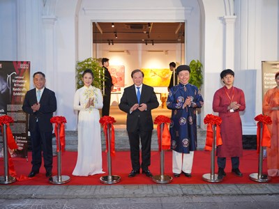 Khai mạc trưng bày nghề thủ công truyền thống và các tác phẩm mỹ thuật của họa sĩ Xèo Chu