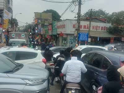 Ùn tắc giao thông những ngày cận Tết ở Hà Nội: Vẫn mãi điệp khúc “không vội được đâu”