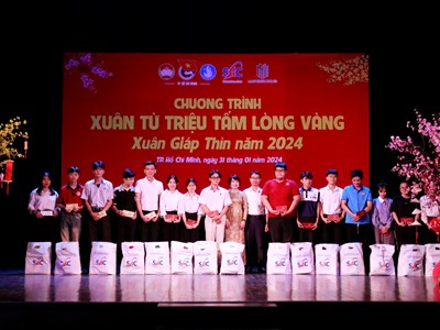 “Xuân từ triệu tấm lòng vàng” 2024: Chăm lo 2.000 HSSV khó khăn dịp Tết