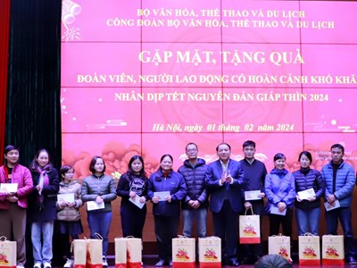 Công đoàn Bộ VHTTDL tặng quà cho các đoàn viên công đoàn có hoàn cảnh khó khăn