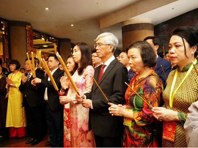 Đoàn kiều bào dâng hương tưởng niệm các vua Hùng