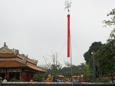 Dựng nêu đón Tết tại khu di sản Hoàng cung Huế