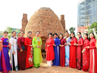 Khai mạc Đường gốm đỏ và hoa dài nhất Việt Nam