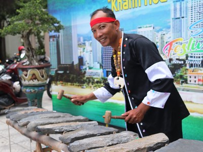 Để đàn đá Khánh Sơn ngân mãi khúc nhạc vui Xuân