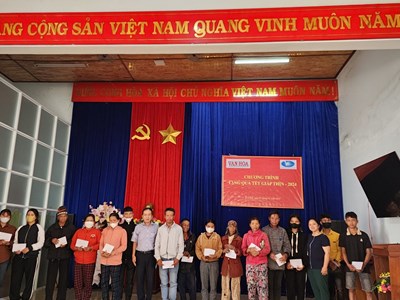 Báo Văn Hoá trao tặng quà Tết cho hộ nghèo ở Kon Tum, Quảng Ngãi