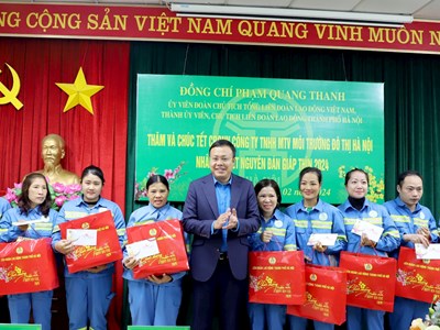 Chủ tịch LĐLĐ thành phố Hà Nội thăm, tặng quà URENCO nhân dịp năm mới