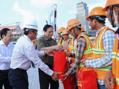 Thủ tướng thăm, tặng quà Tết công nhân, chiến sĩ công an, quân đội