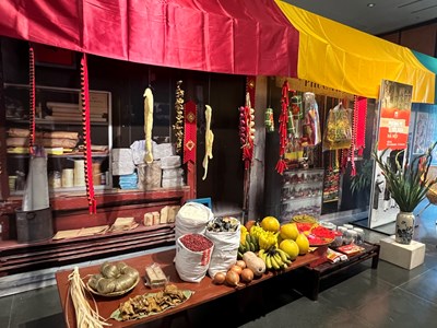 Ngắm tranh rồng và thưởng phong vị Tết xưa