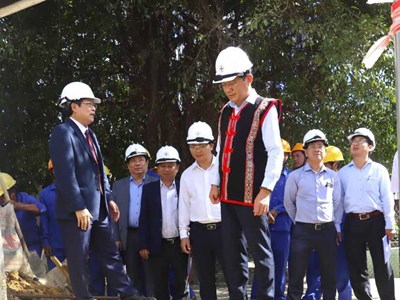 Đưa điện lên vùng cao để bà con đón Tết