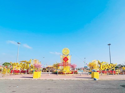 Linh vật Rồng tại đường hoa Xuân tỉnh Tiền Giang thu hút du khách thưởng ngoạn