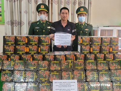 Phát hiện lái xe vận chuyển qua biên giới gần 6 yến pháo hoa để Tết sử dụng