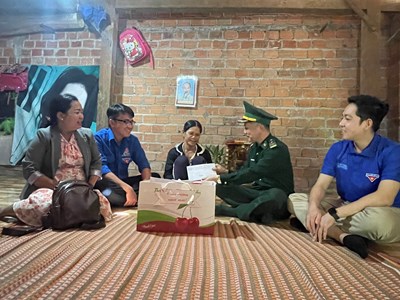 Người lính quân hàm xanh mang Tết ấm đến với đồng bào nghèo