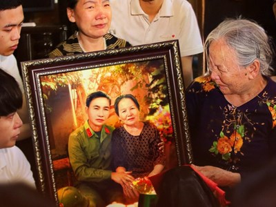 "Đoàn tụ" gia đình với những bức phục dựng di ảnh liệt sĩ