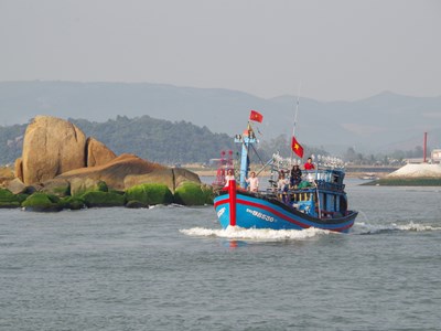 Ngư dân Quảng Ngãi vươn khơi xuyên Tết, đón giao thừa trên biển