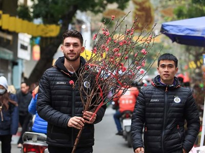 Ngoại binh CLB Hà Nội đắm mình trong không khí Tết cổ truyền Việt Nam
