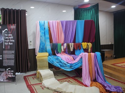 Lần đầu tiên triển lãm tranh kết hợp làng nghề thủ công truyền thống