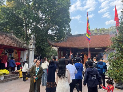 Tấp nập du khách đi lễ đền Và đầu Xuân Giáp Thìn