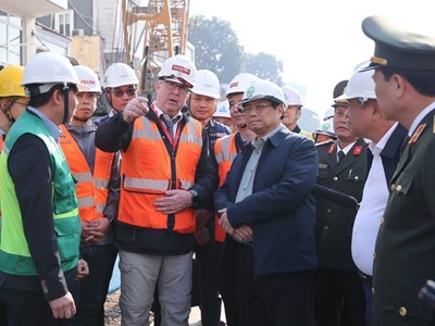 Thủ tướng kiểm tra, động viên người lao động làm việc xuyên Tết tại các công trình trọng điểm