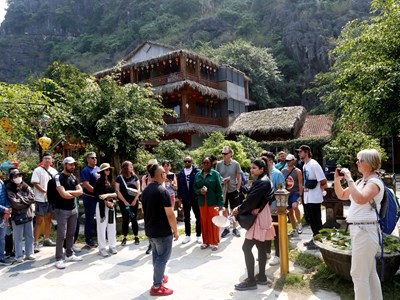 Gần 235 nghìn lượt khách đến Ninh Bình 5 ngày Tết