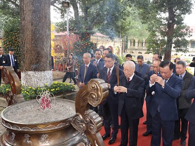 Tổng Bí thư Nguyễn Phú Trọng dâng hương tại Hoàng thành Thăng Long