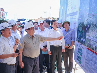 Thủ tướng kiểm tra hiện trường hai dự án cao tốc trọng điểm vùng Đông Nam Bộ