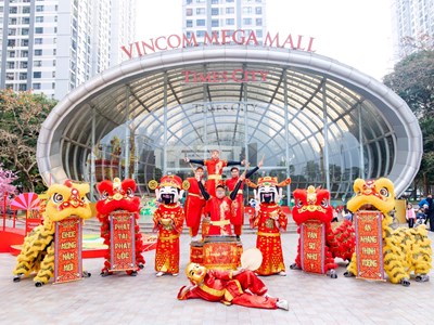 Hàng vạn người dân đổ về các TTTM Vincom khai xuân Giáp Thìn