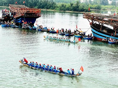 Đầu Xuân xem đua thuyền trên dòng sông Trà Bồng