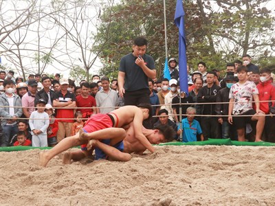 Tưng bừng hội vật truyền thống làng Thủ Lễ