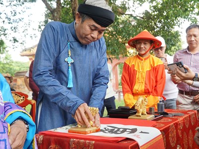 Du khách thích thú trải nghiệm lễ hạ nêu và khai ấn tại khu di sản Huế