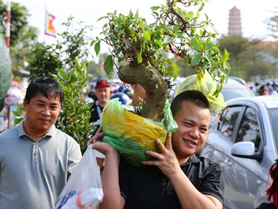Chợ Viềng Xuân Giáp Thìn 2024 đông đúc người tới "mua may"