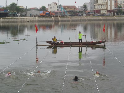 Hai cháu bé chết đuối thương tâm ở hồ nước