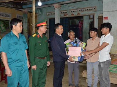 Hai anh em song sinh người Cor tình nguyện nhập ngũ