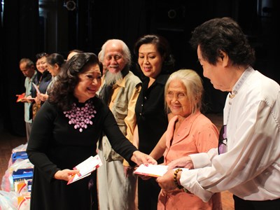 Những "tấm lòng vàng" trong giới nghệ sĩ: Tiếp nối hành trình lan tỏa yêu thương