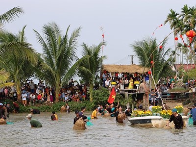 Sôi nổi trò chơi dân gian “Thi úp nơm” bắt cá