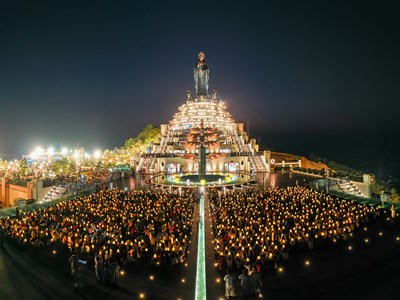 Lễ dâng đăng đầu năm mới Giáp Thìn trên núi Bà Đen, Tây Ninh hút hàng trăm ngàn du khách tham dự