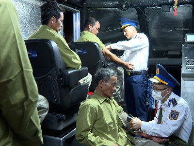 Cứu nạn thành công 7 ngư dân tàu cá Quảng Ngãi bị chìm