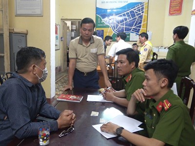 Lập biên bản đối với người đàn ông nằm giữa đường, không chịu kiểm tra nồng độ cồn