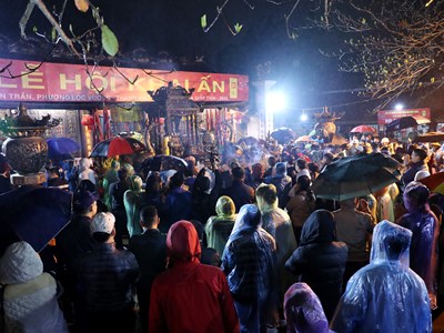 Du khách đội mưa đêm khai ấn Đền Trần