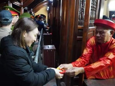 Lễ phát lương Đức Thánh Trần tại đền Trần Thương