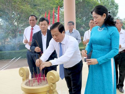 Bình Định dâng hoa, dâng hương tưởng niệm 58 năm vụ thảm sát Bình An