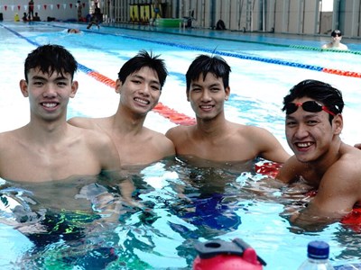 Huy Hoàng cùng các đồng đội giành 4 HCV giải bơi các nhóm tuổi châu Á
