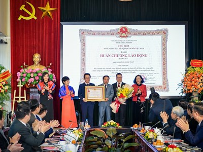 Báo Nhân Dân cuối tuần kỷ niệm 35 năm ra số đầu tiên và đón nhận Huân chương Lao động hạng Ba