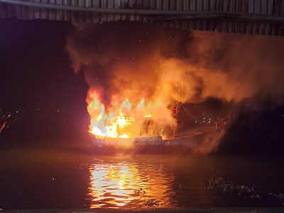 Quảng Ngãi: Hai tàu cá của ngư dân bốc cháy dữ dội trong đêm