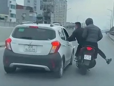 Hai thanh niên đi xe máy đe dọa đánh người trên Vành đai 2 khai gì?