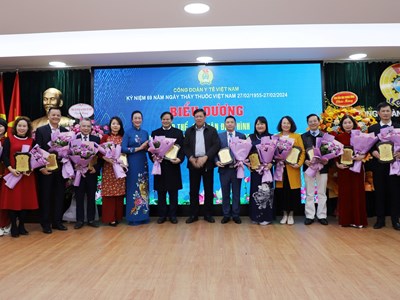 Biểu dương 49 tập thể, cá nhân thầy thuốc tiêu biểu làm theo lời Bác