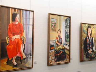 Thưởng lãm gần 60 bức tranh chân dung của họa sĩ Phạm Luận