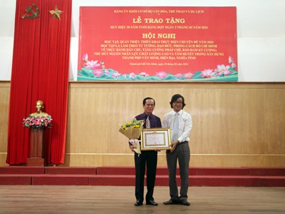 Đảng ủy khối cơ sở Bộ VHTTDL trao Huy hiệu 30 năm tuổi Đảng