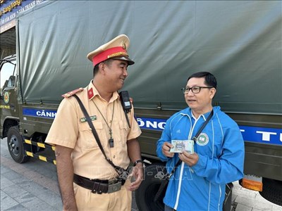 Cảnh sát Giao thông trả lại tiền cho người dân đánh rơi